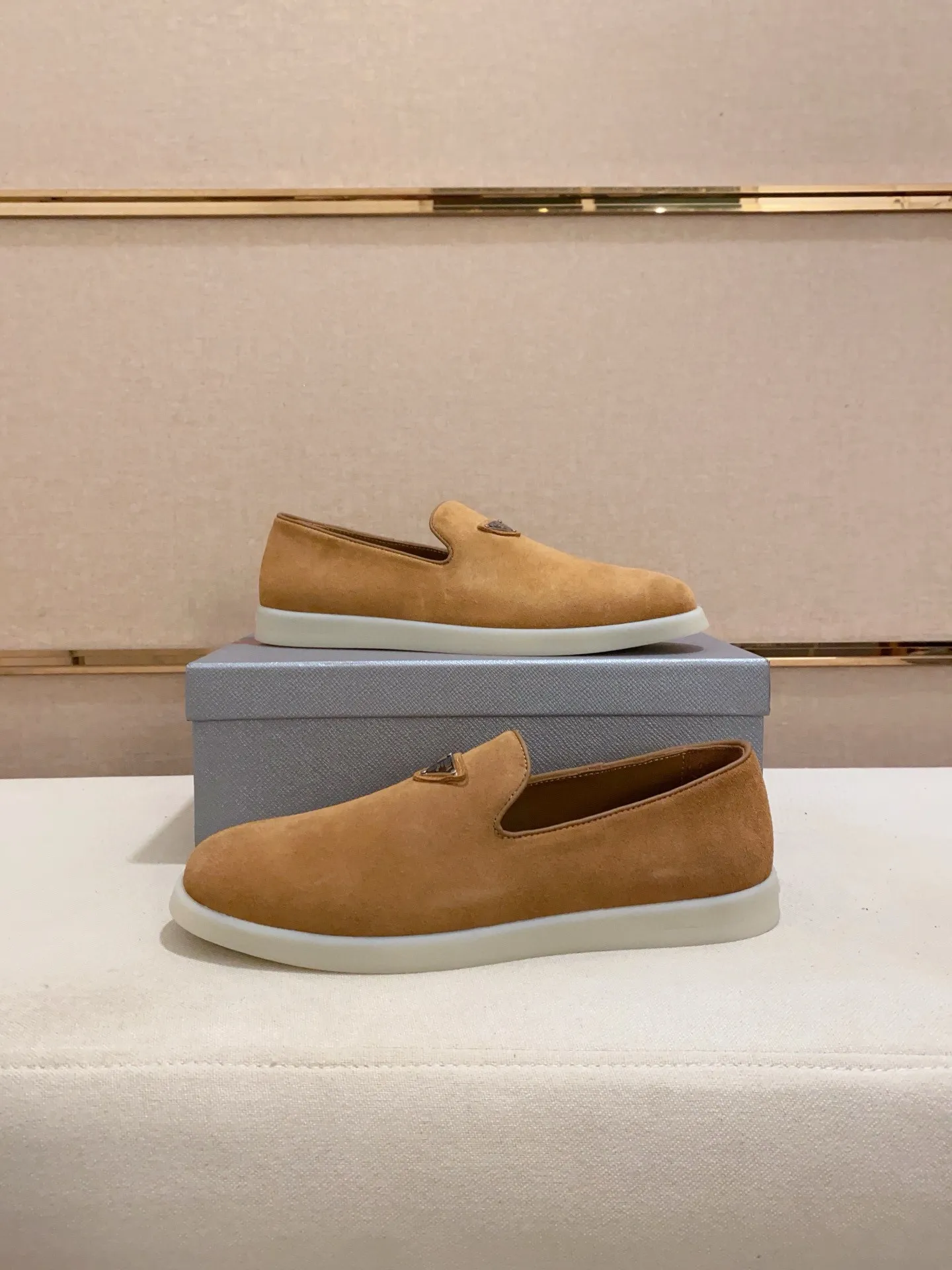 Men's shoes 💰 580💰 ✔️✔️✔️High-quality new PRADA counters are launched at the same time. The new men's shoes and 😘fabrics are selected from high-silk bald cowhide and are made by pure handicrafts. Lining: Full cowhide lining. 👍🏿 High-end ☄️ air-cushion molded anti-slip rubber outsole, exquisite lines, simple and elegant, comfortable and high-end for leisure travel. Code number: 38 to 44 (45 can be customized)